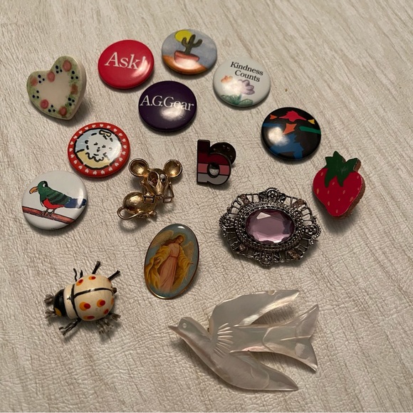 15 different kinds of pins metal wood and ceramic - Picture 5 of 7